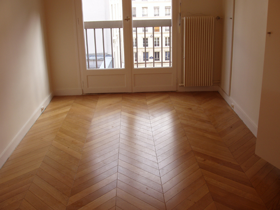 Parquet massif en pointe de hongrie vitrifi en usine